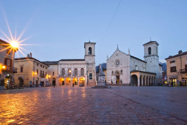 Площадь Святого Петра в сумерках, Норция, Умбрия, Италия, Европа — стоковое фото