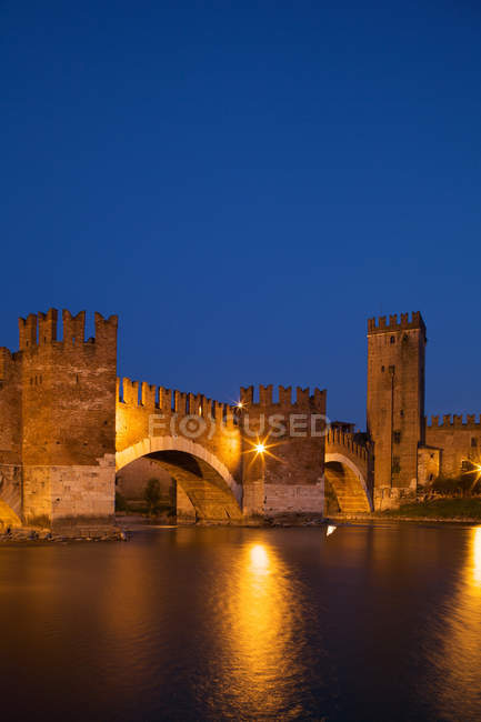 Ponte Scaligero ou Ponte Vecchio sobre o rio Adige perto do castelo de Castelvecchio à noite, Verona, Veneto, Itália, Europa — Fotografia de Stock