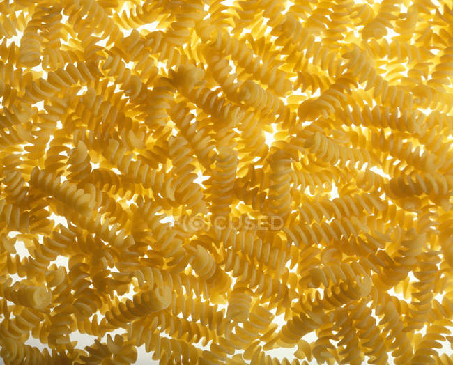 Gros plan de pâtes Fusilli crues — Photo de stock
