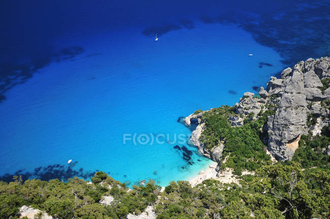 Cala Goloritz vista a la bahía, Baunei, Ogliastra, Cerdeña, Italia, Europa - foto de stock