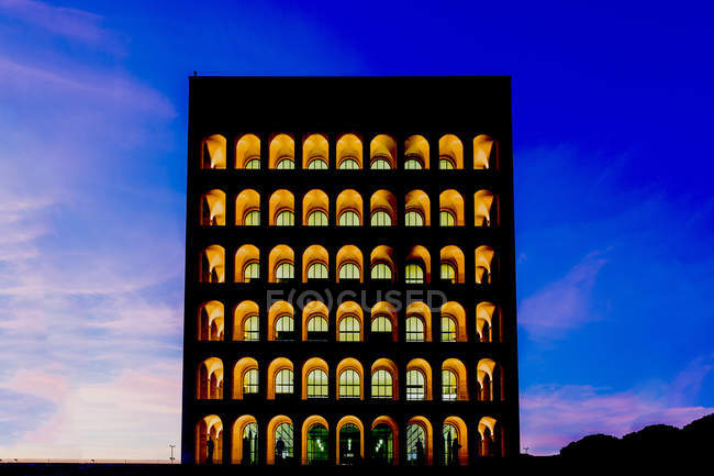Palazzo della Civilta Italiana palazzo o piazza Colosseo al tramonto, EUR, Roma, Lazio, Italia, Europa — Foto stock