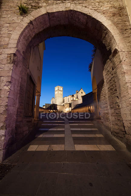 Basilique Saint-François au crépuscule, Assise, Ombrie, Italie, Europe — Photo de stock