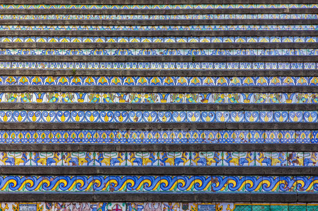 Escaleras de Santa Maria del Monte, 142 escaleras mayólicas, Caltagirone (CT), ciudad de la cerámica, Catania, Sicilia, Italia, Europa - foto de stock