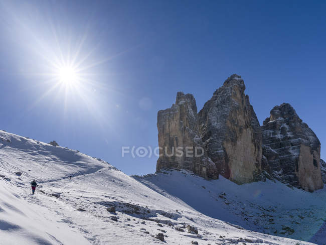 El icónico Drei Zinnen - Tre Cime di Lavaredo en Tirol del Sur Alto Adigio en los Dolomitas, patrimonio de la humanidad de la Unesco. europa, europa central, italia - foto de stock