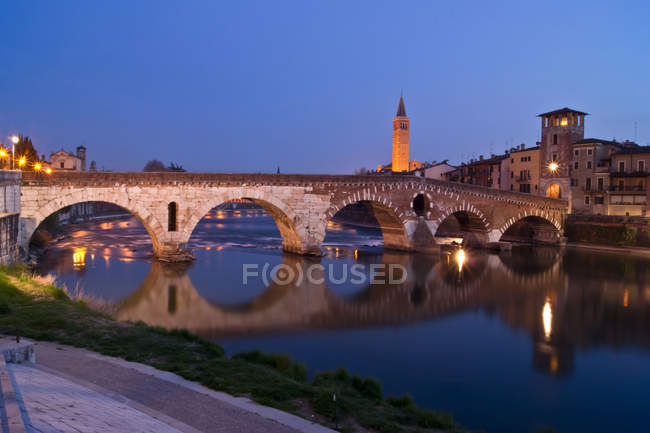 Steinbrücke, nächtliche Landschaft, Verona, Venetien, Italien, Europa — Stockfoto