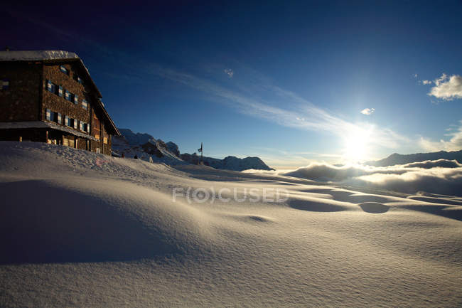 Giorgio Graffer hut and Pietra Grande peak, Dolomiti di Brenta chain, Madonna di Campiglio, Trentino Alto Adige, Itália — Fotografia de Stock