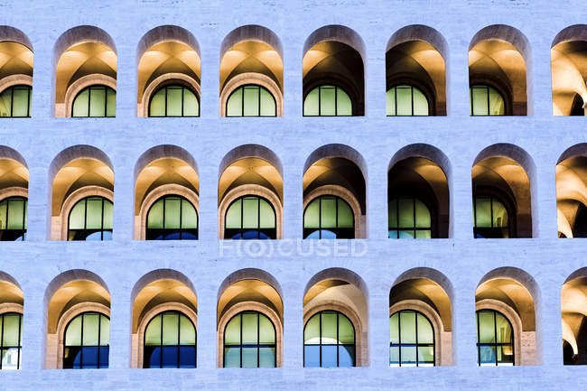 Palazzo della Civilta Italiana, Palacio de la Civilización Italiana al atardecer, EUR district, Roma, Lacio, Italia, Europa - foto de stock