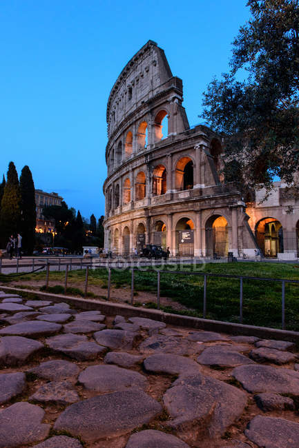 Noche; Foros Imperiales; Coliseo; Arco de Constantino; Iluminación, tarde, Roma; Lacio; Italia; Europa - foto de stock