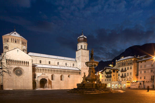 Piazza del Duomo di Trento le soir — Photo de stock