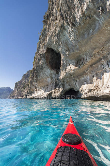 Kayak, Golfo de Orosei, Dorgali, Ogliastra, Cerdeña, Italia - foto de stock