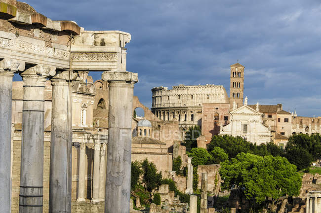 Fórum Romano e Coliseu, Roma, Lácio, Itália, Europa — Fotografia de Stock