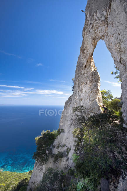 Arco roccia, Cala Mariolu, Baunei, Cerdeña, Italia, Europa - foto de stock