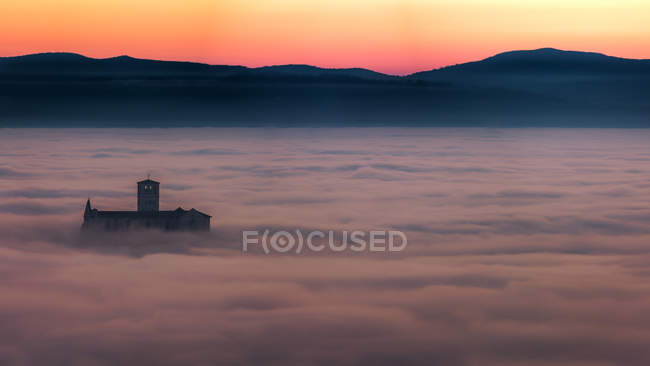 Базилика Святого Франциска, на закате с городом, погруженным в туман, Ассизи, Умбрия, Италия, Европа — стоковое фото