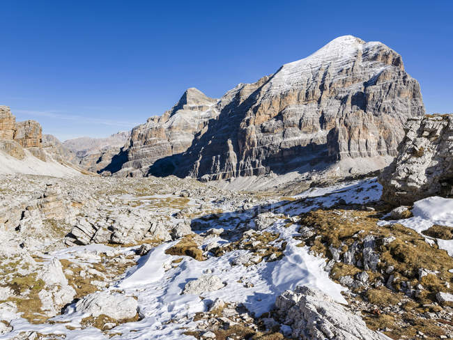 Los picos de Tofane de Val Travenanzes en los Dolomitas cerca de Cortina d 'Ampezzo. Los Dolomitas son declarados Patrimonio de la Humanidad por la UNESCO. europa, europa central, italia, noviembre - foto de stock