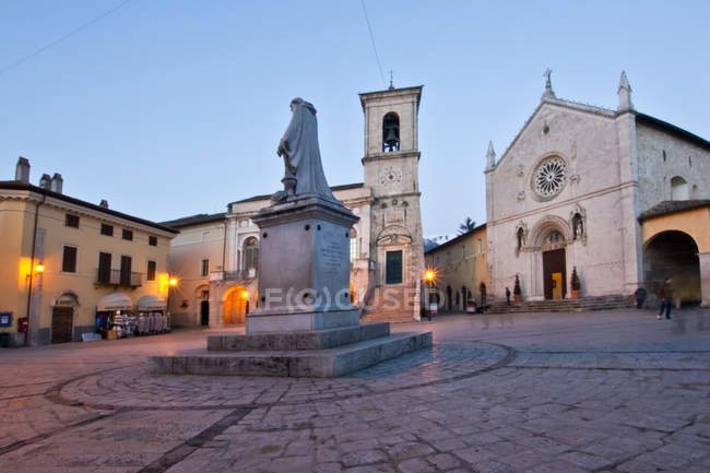 Village, St. Benedict Square, Norcia, Umbria, Itália, Europa — Fotografia de Stock