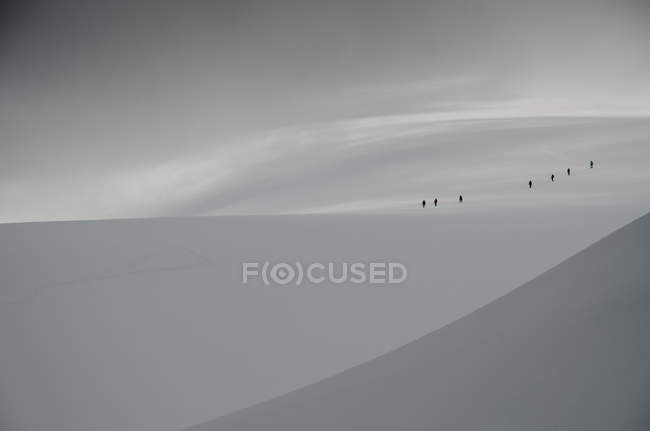 Alpinistas en un glaciar, macizo de Monte Rosa, Valle de Aosta, Italia, Europa - foto de stock