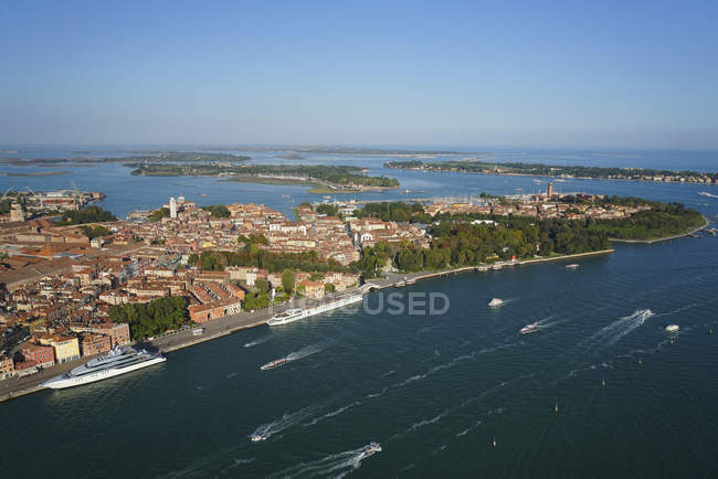 Vista del barrio de Castello, Isla de Sant 'Elena y Lido desde el helicóptero, Laguna de Venecia, Italia, Europa - foto de stock