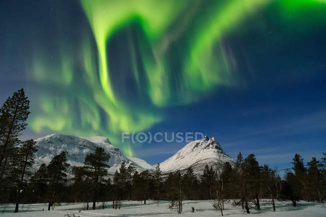 Las auroras boreales Aluminio sobre los picos de las montañas en The Corner Kick Islas Lofoten paisaje, Ártico, Noruega, Escandinavia, Europa - foto de stock