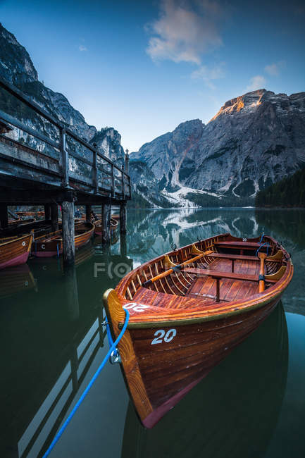 Boot schwimmt auf Pragser Pragser Wildsee, Südtirol, Südtirol, Italien — Stockfoto