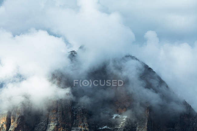 Alpenglow e nuvole evidenziano Tofana di Rozes, Cortina d'Ampezzo, Dolomiti, Veneto, Italia — Foto stock