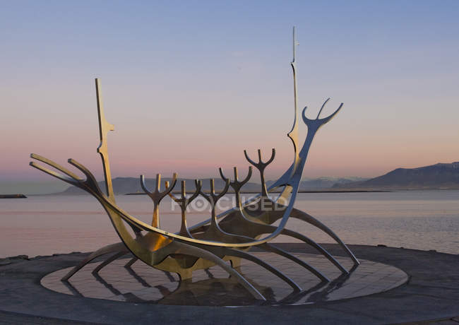 Island, Reykjavik, solfar (Sonnenreisende), ikonische moderne Skulptur aus Edelstahl, die ein Wikinger-Langboot von jon gunnar arnason darstellt — Stockfoto
