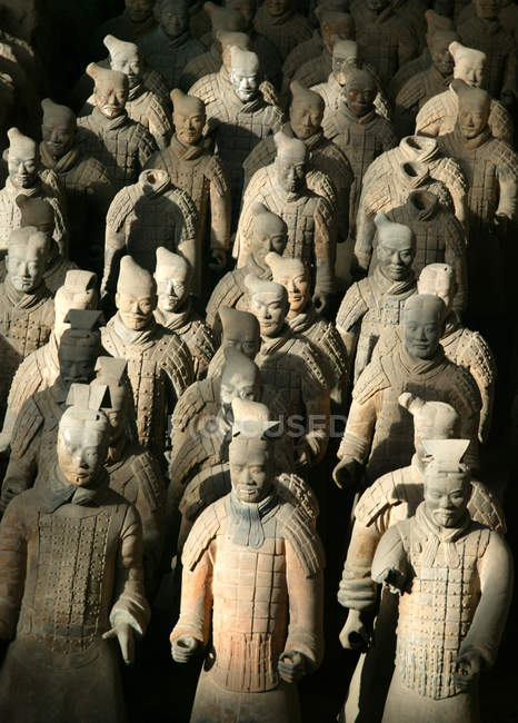 La atracción más grande e importante de Xi 'an: los guerreros de terracota. Los guerreros de terracota son parte de la gran tumba, construida por el primer emperador chino, Qin Shi Huangdi, Shaanxi, noroeste de China, Asia - foto de stock