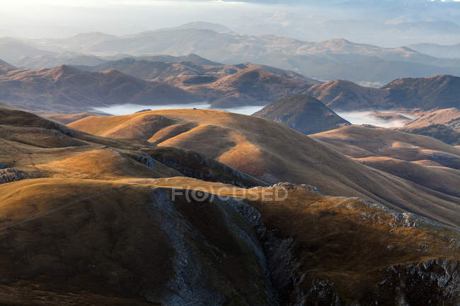 A view from the high peak of the mountain near the Rifugio Duca degli Abruzzi, 2388m on Campo Imperatore, Abruzzo, Italy — Stock Photo