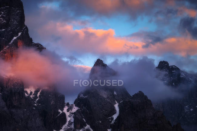 Sass Maor pico arounded by clouds, Pale di San Martino, Dolomites, Trentino Alto Adige, Itália — Fotografia de Stock