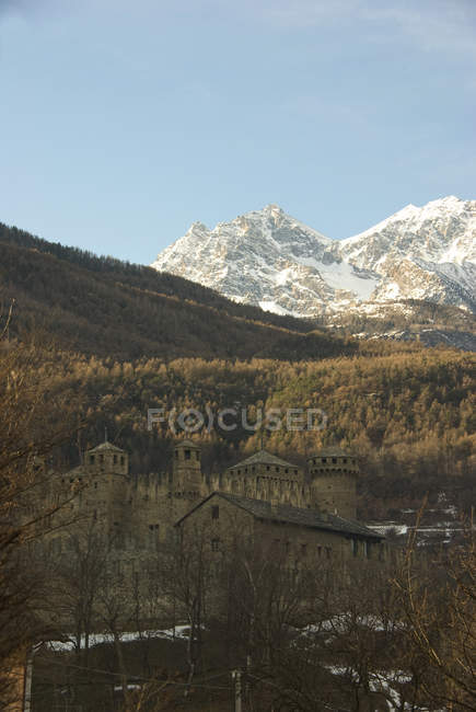 O Castelo de Sarriot de la Tour com suas torres e os Alpes, Vale de Aosta no fundo Saint-Pierre, Itália, Europa — Fotografia de Stock