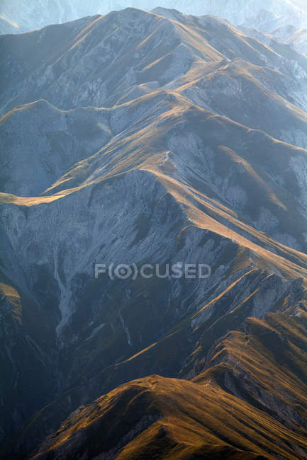 Uma vista do alto cume da montanha perto do Rifugio Duca degli Abruzzi, 2388m em Campo Imperatore, Abruzzo, Itália — Fotografia de Stock