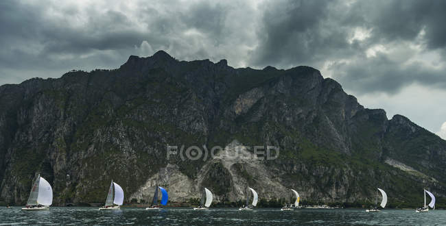 Barche a vela da regata sul Lago di Como, Lombardia, Italia, Europa — Foto stock