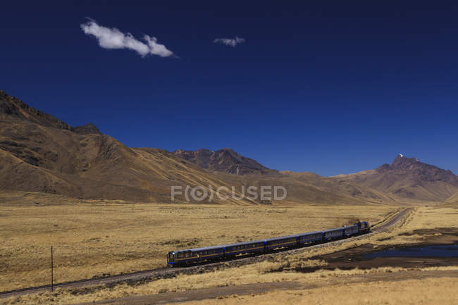 Treno che attraversa la catena andina, regione di Cuzco, Perù — Foto stock