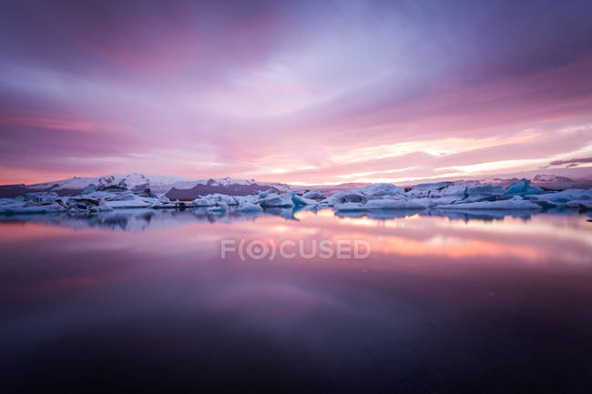 Ледниковая лагуна Йокульсарлон после ошеломляющего заката, Южная Исландия, Исландия, Полярные регионы — стоковое фото