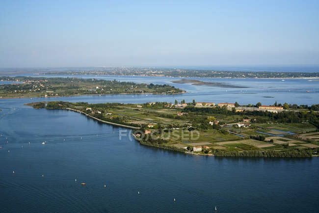 Vista de Vignole y Sant 'Erasmo isla y Treporti Cavallino en el fondo desde el helicóptero, Laguna de Venecia, Italia, Europa - foto de stock