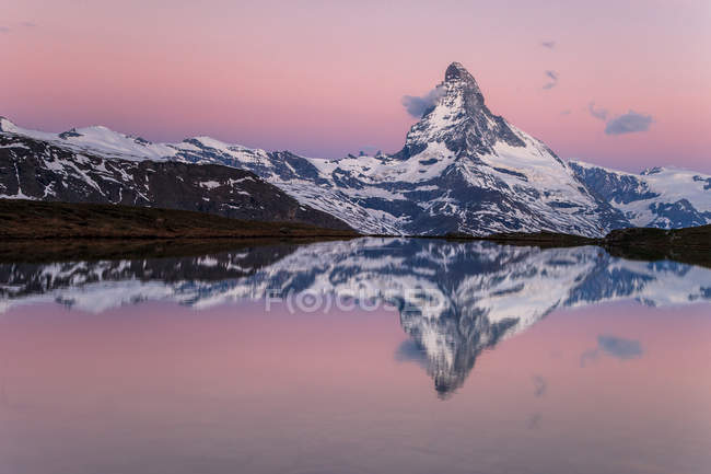 Tthe Matterhorn at sunrise reflected at Stellisee, Zermatt valley, Zermatt, Canton of Valais, Switzerland, Europe — Stock Photo