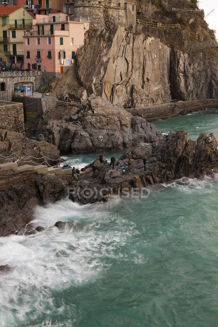 Манарола, Чинкве-Терре, Италия, пристань для яхт с волосатыми мужчинами — стоковое фото