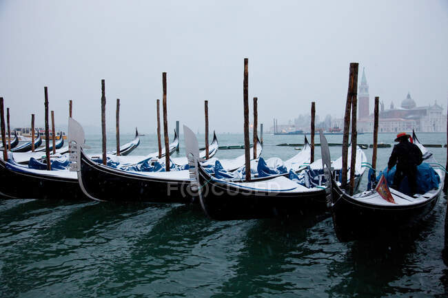 Gondolas during a snowfall, St. Mark's basin, Venice, Veneto, Italy, Europe — Photo de stock