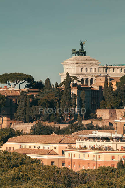 Veduta di Roma dal colle Aventino, Giardino Arancione e monumento all'Altare della Patria, Roma, Italia — Foto stock