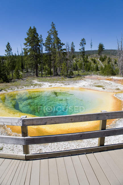 Morning glory pool, Old Faithful, Yellowstone National Park, Wyoming, Estados Unidos da América (EUA), América do Norte — Fotografia de Stock