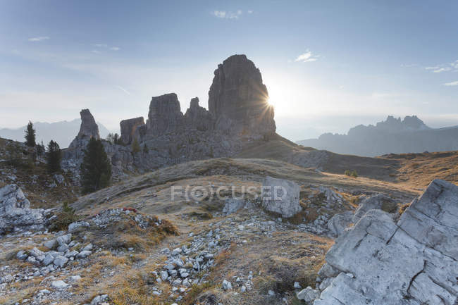 Cinque Torri, Falzarego Pass, Cortina d 'Ampezzo, Dolomiti, Dolomites, Veneto, Italia - foto de stock