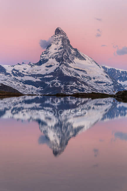 El Matterhorn al amanecer reflejado en Stellisee, Zermatt, Canton of Valais, Suiza, Europa - foto de stock