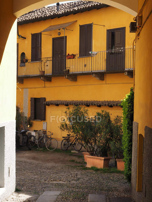 Casas antiguas típicas del centro de la ciudad, vía la calle Vigevano, distrito de Ticinese, Milán, Lombardía, Italia, Europa - foto de stock