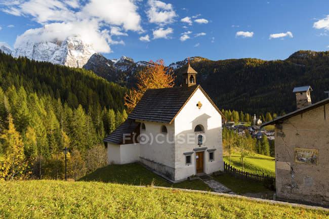 Chiesa di San Osvaldo con il Monte Pelmo sullo sfondo, Val Fiorentina, Veneto, Italia, Europa — Foto stock