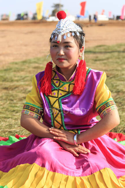 China vestida con ropa tradicional china durante el festival Heqing Qifeng Pear Flower, China. - foto de stock