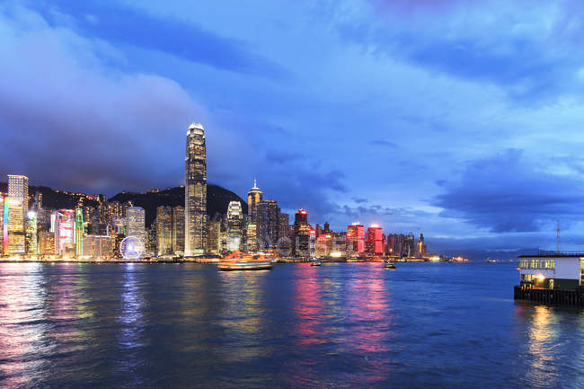 Острів Гонконг з Коулуна в сутінках (Китай). — стокове фото