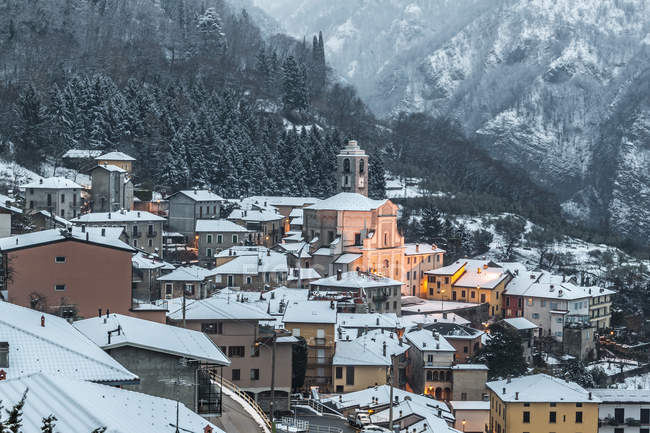 Pueblo de Perledo, orilla oriental del Lago de Como, Lombardía, Italia, Europa - foto de stock