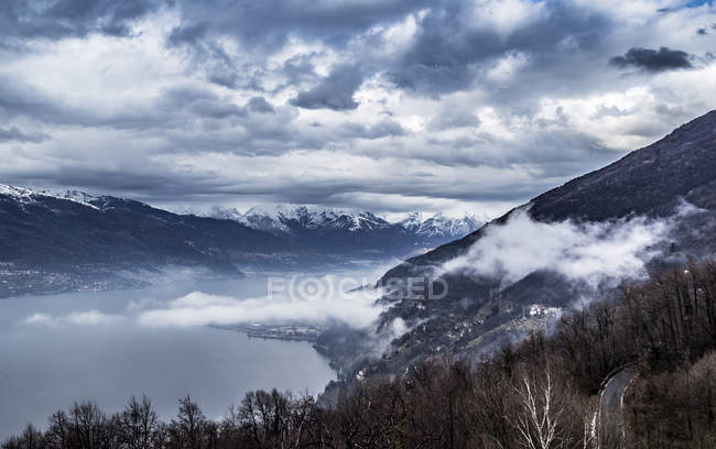 Vista panorâmica de inverno da costa oriental do Lago de Como a partir da aldeia de Dervio, Lombardia, Itália, Europa — Fotografia de Stock