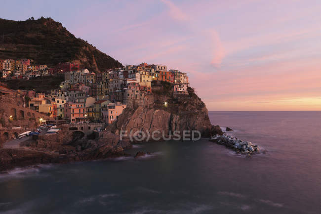 Manarola, Cinque Terre al atardecer, Italia - foto de stock