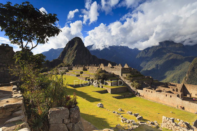 Sitio arqueológico icónico de Machu Picchu en la región del Cusco, provincia de Urubamba, distrito de Machupicchu, Perú, América del Sur - foto de stock