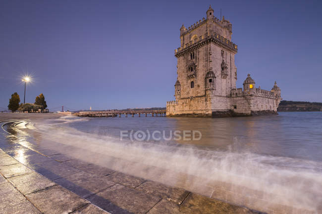 Dusk and lights on the Tower of Belm reflected in Tagus River Padro dos Descobrimentos, Lisbon, Estremadura, Portugal, Europe — Stock Photo